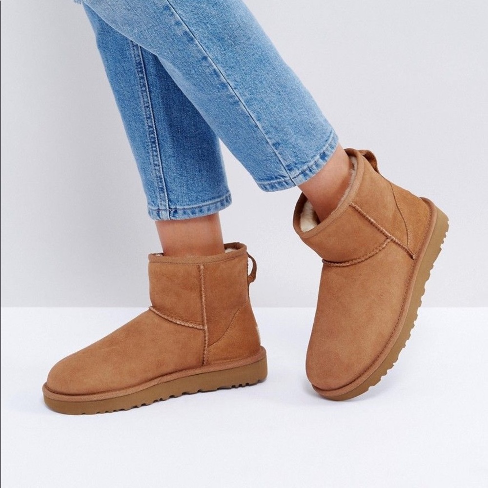 Classic Mini Ugg’s in Chestnut Never Worn Size 5
